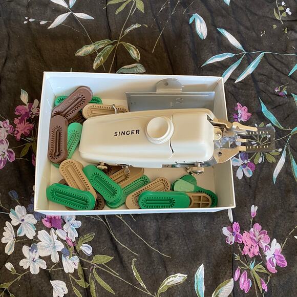 Singer Professional Buttonholer by Singer with Instructional Booklet Not Tested - Picture 7 of 12